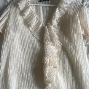 As snygg Zara blus  - Säljer den för den har aldrig kommit till användning 😿 
