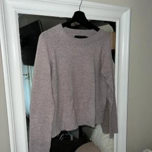 Rosa stickad tröja - Mysig rosa/grå stickad tröja med rund halsringning och långa ribbade ärmar💗