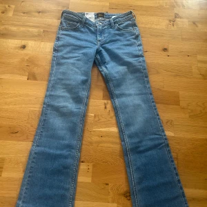 Lee Jessica bootcut jeans ljusblå - Säljer ett par Lee Jessica jeans i ljusblå tvätt med bootcut och låg midja. Klassisk femficksmodell med Lee-läderpatch bak. Säljer pga att dom är för tajta för mig .Orginal pris : 1199kr. Aldrig använda. 