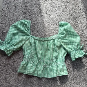 Grön rutig blus från Divided H&M - Supersöt grön och vit rutig blus från Divided H&M med puffiga korta ärmar. Storlek S
