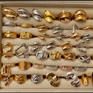 Alla som köper minst 2 ringar får en slumpmässig vald ring på köpet - Alla som köper minst 2 ringar får en slumpmässig vald ringar på köpet. Vid köp över 4 ringar får man välja ringen som kommer på köpet. OBS! (Begränsat antal)🛍️🛍️