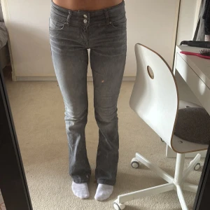 Grå bootcut jeans från Bershka - Säljer ett par gråa bootcut jeans från Bershka i storlek 36.  Low waist. Knappt använda 