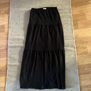 Svart långkjol med volanger - Svart långkjol med volanger från kappahl, knappt använd så väldigt bra skick