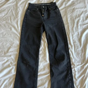 Jeans - Mörkgrå/svarta raka jeans i strl W25 L32. Passar strl 34. Från Bikbok. Använda fåtal gånger, i nyskick. Tryck gärna på ”köp”.