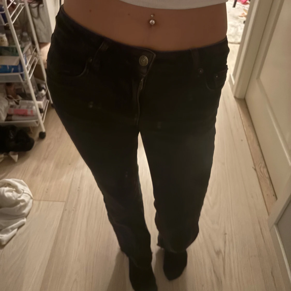 Svarta bootcut jeans från NA-KD - 2
