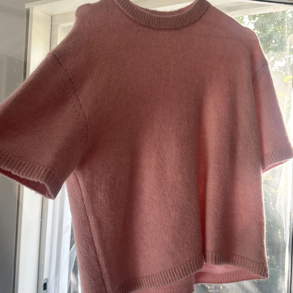 Rosa stickad t-shirt