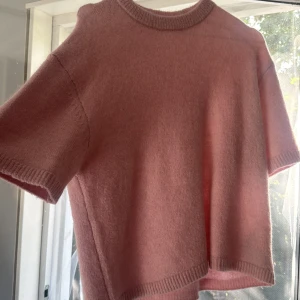 Rosa stickad t-shirt - Super fin stickad t-shirt i bra skick, strl XS