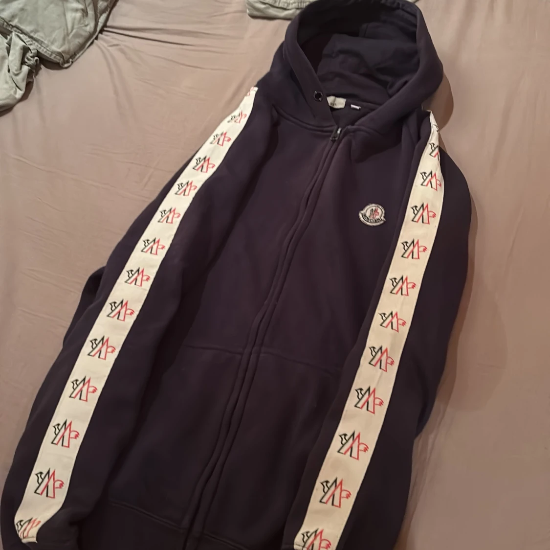 Svarta mjukisbyxor svart tröja från moncler - 1