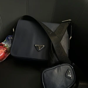 Svart axelväska från Prada - Använd några gånger men helt ny annars skriv om du är intresserad jobbar med väskor och får in flera stycken varje vecka detta är limited edition svårt och få tag i 
