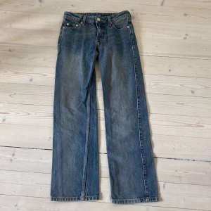 Weekday Arrow Low Straight Jeans blå - Snygga blå jeans från Weekday, modell Arrow Low Straight. Klassisk femficksdesign, låg midja och raka ben. Jeansen är i denim av bomull och har en avslappnad vintagekänsla med lätt tvättad look. Perfekta för en chill och stilren vardagsoutfit.