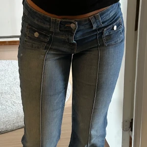 Jeans med fickor framtill  - Jätte fina men kommer tyvärr inte till användning!   Har klippt dom av en bit av längden, se innerbenslängd på sista bilden. :) 