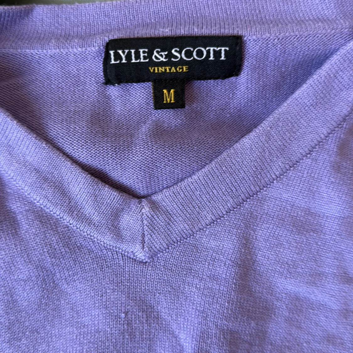Lila v-ringad tröja från Lyle & Scott - 2