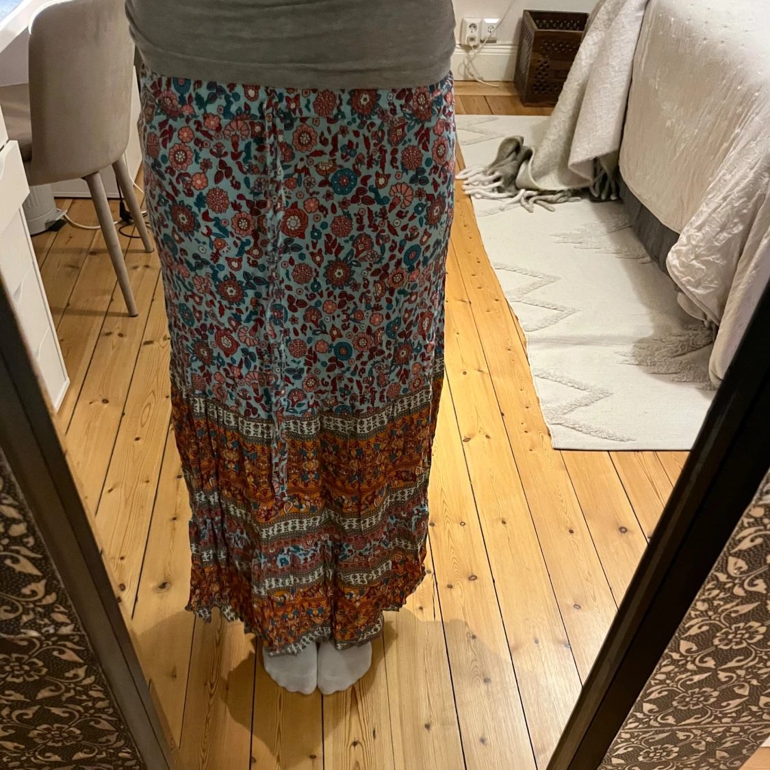 Blommig långkjol med volang