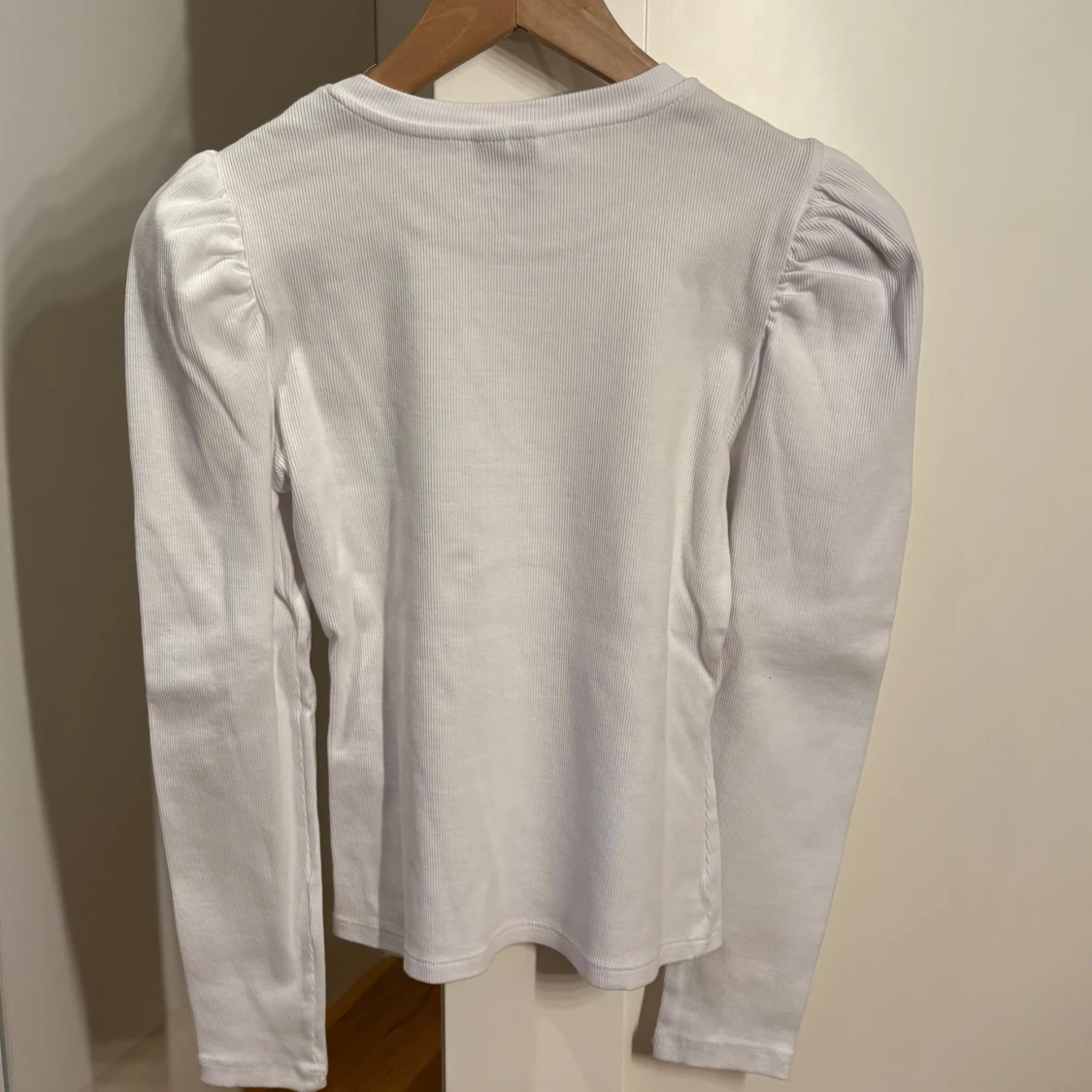 Vit långärmad topp från Pieces - 1