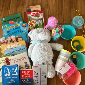 Inspoco Box - Innehåller massa böcker barn/ungdom i tillfredställande skick vissa mycket bra skick, en dvd, telefonskal, nalle, galge för dockkläder, läppstift i färg, bestickset, mugg, runda tallrikar, plastglas, leksak