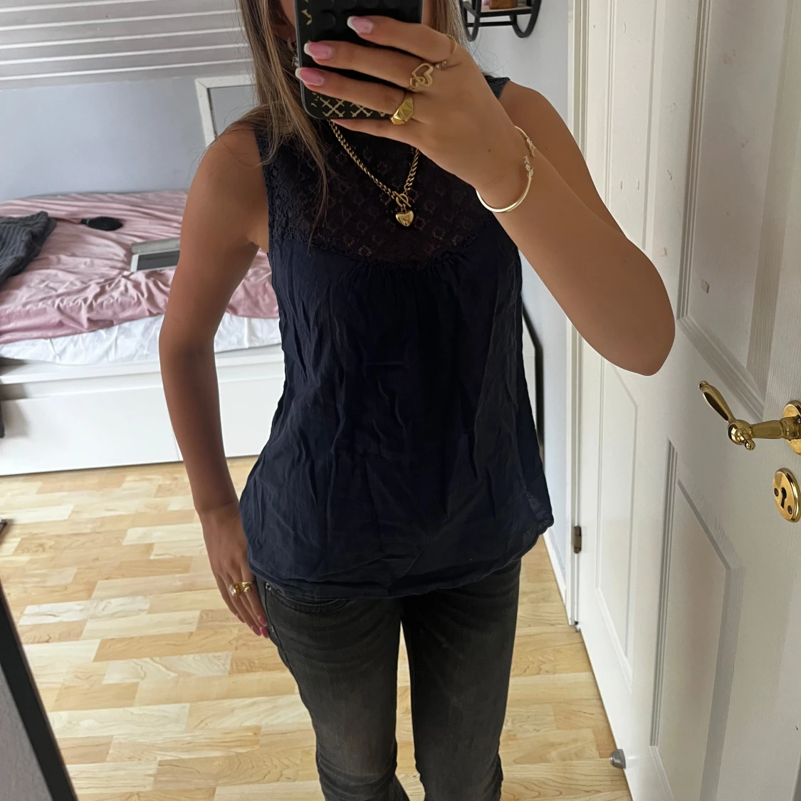 Mörkblå ärmlös blus med spets - 2