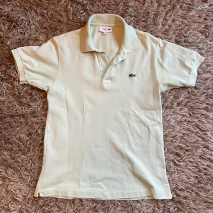 Ljusgrön Lacoste pikétröja - pikétröja från Lacoste. Strl us 5. Bra skick