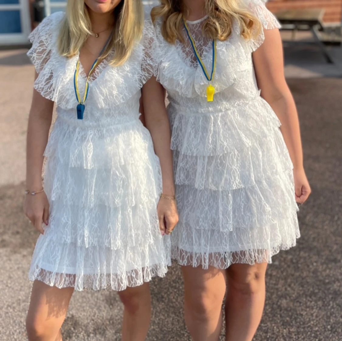 Vit spetsklänning med volanger - 1