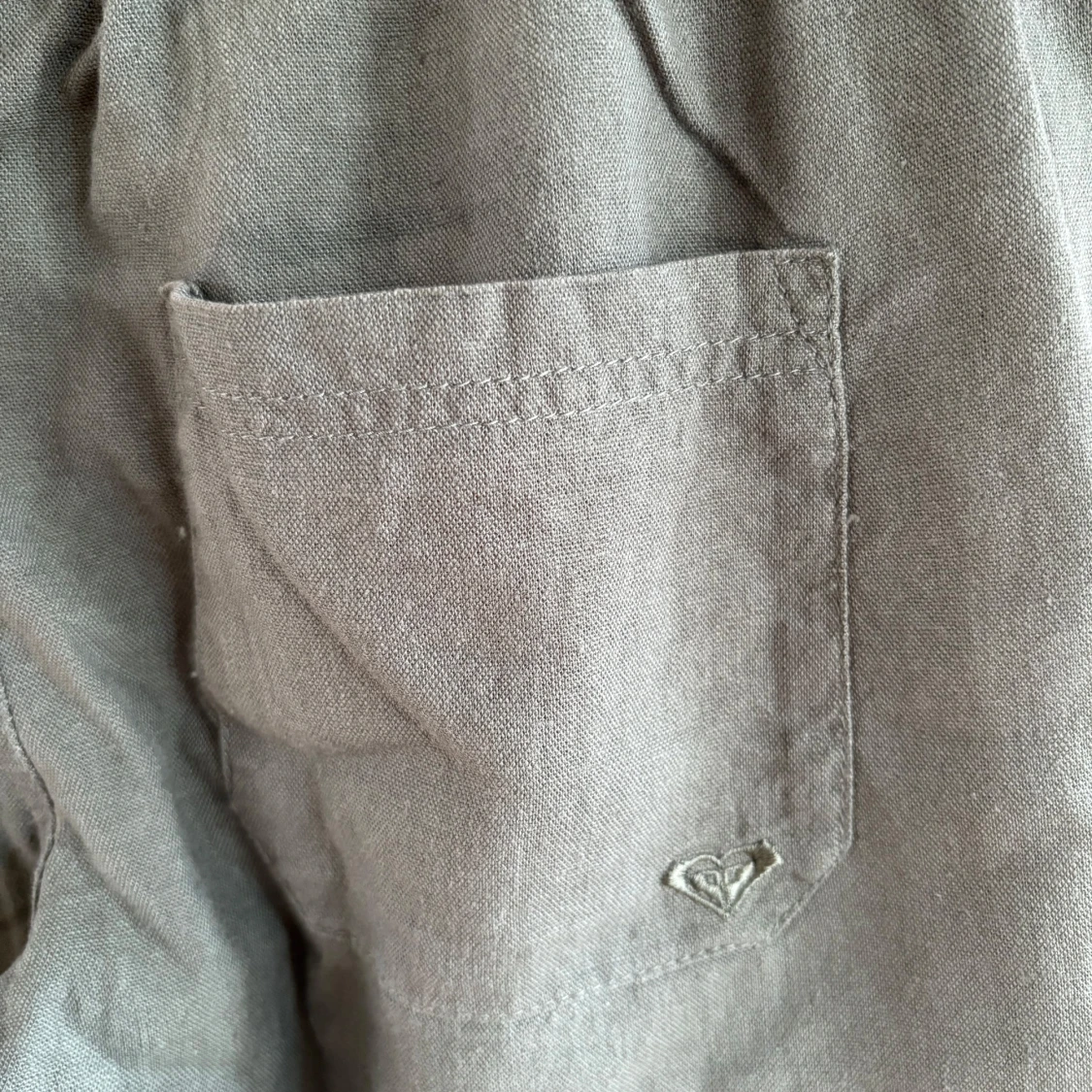 Gröna linnebyxor från Roxy med snörning - 2