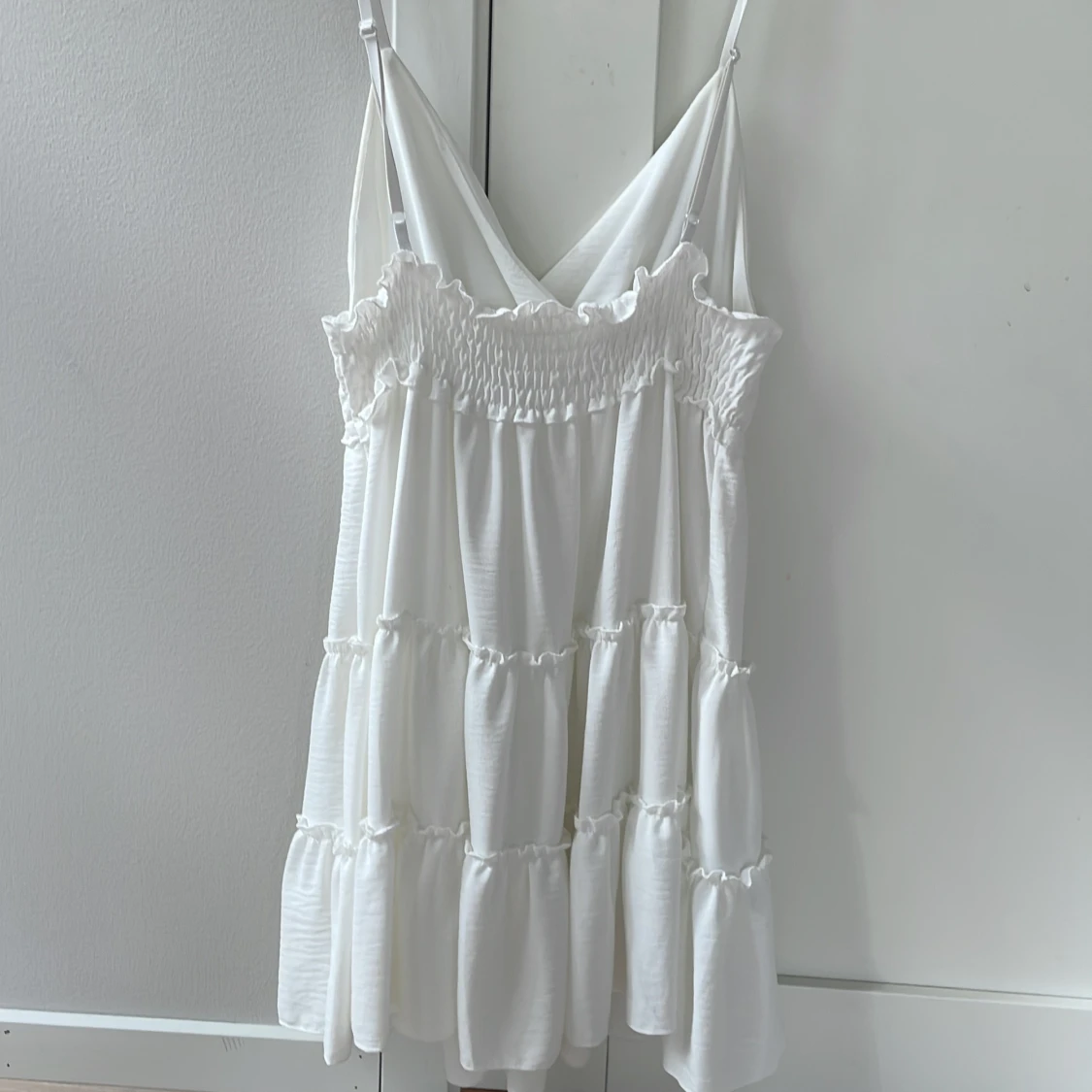 Vit somrig volangklänning med smock - 1