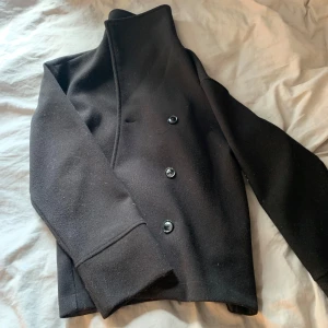 Svart kappa från Gina Tricot - Säljer min svarta kappa ifrån Gina Tricot! Pris kan diskuteras 
