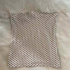 Prickig tubtopp HM - Prickig tubtopp från hm! 💕💕🙌