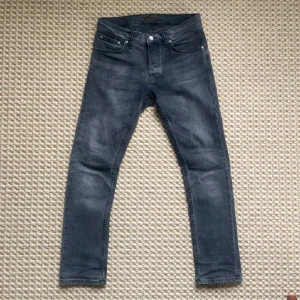 Nudie Jeans - Hej säljer dessa skit snygga nudie jeans. Jeansen är av modell grim trim och har endast används ett par få gånger. Nypris är 1699kr mitt pris är 449kr kan sänkas vid snabb affär. 