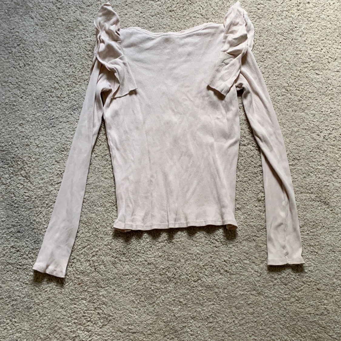 Beige ribbad topp med volang från Zara - 1