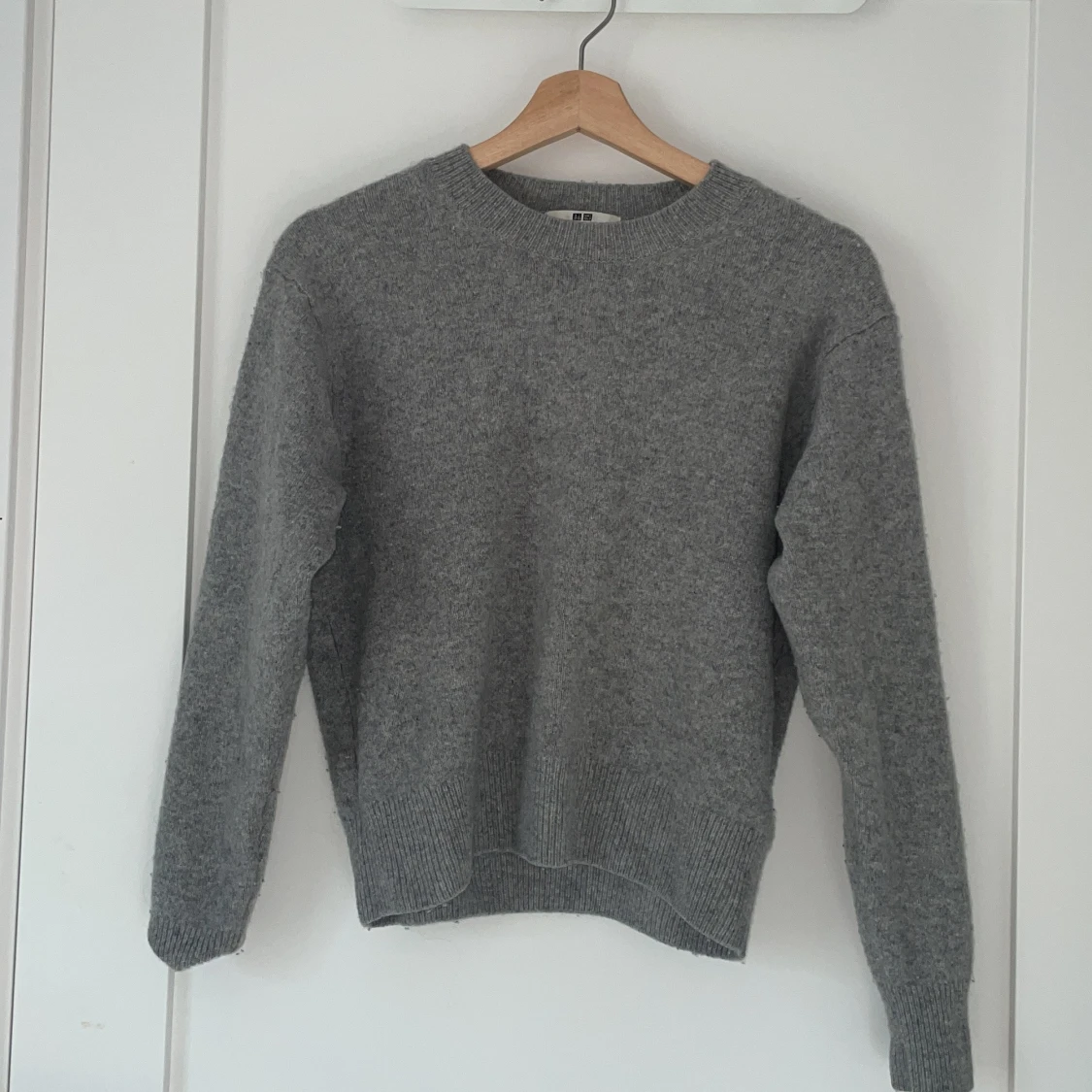 Grå och svart stickad tröja Uniqlo