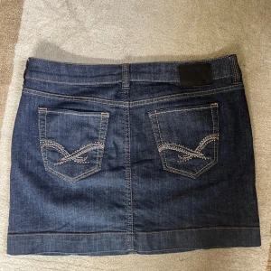 lowwaist jeanskjol  - jättesnygg lågmidjad jeanskjol me mönstrade fickor. Thrifade dem i Polen!! Säljer pga att jag har många liknande, skriv ifall ni har frågor eller funderingar💙💙ifall man skulle vilja ha den som en miniskirt, kan man bara klippa den kortare!! 