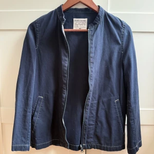 Mörkblå jacka från Sports Channel - Säljer en snygg mörkblå jacka från Sports Channel💙i storlek S. Perfekt till vår!