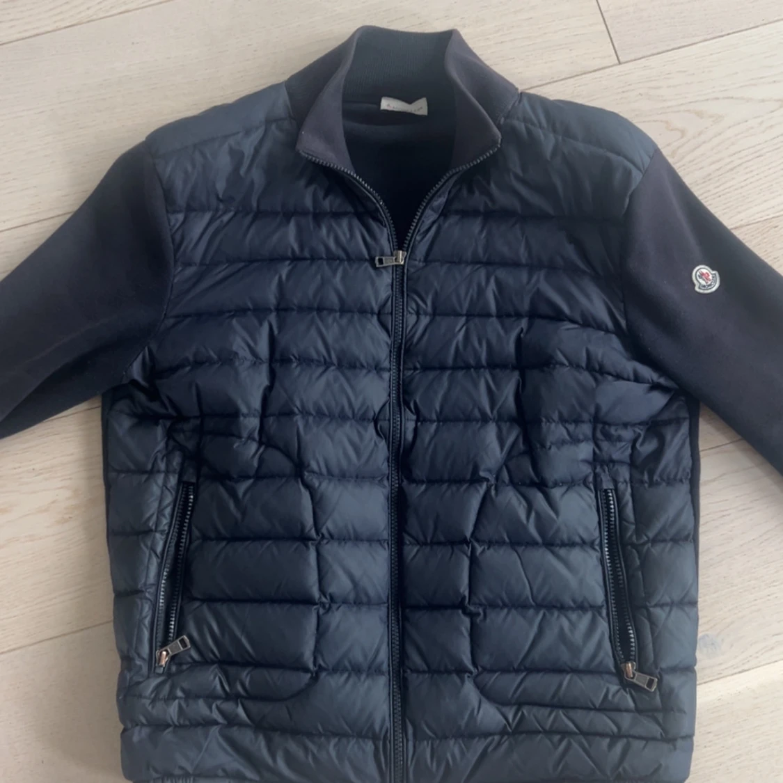 Svart dunväst från Moncler