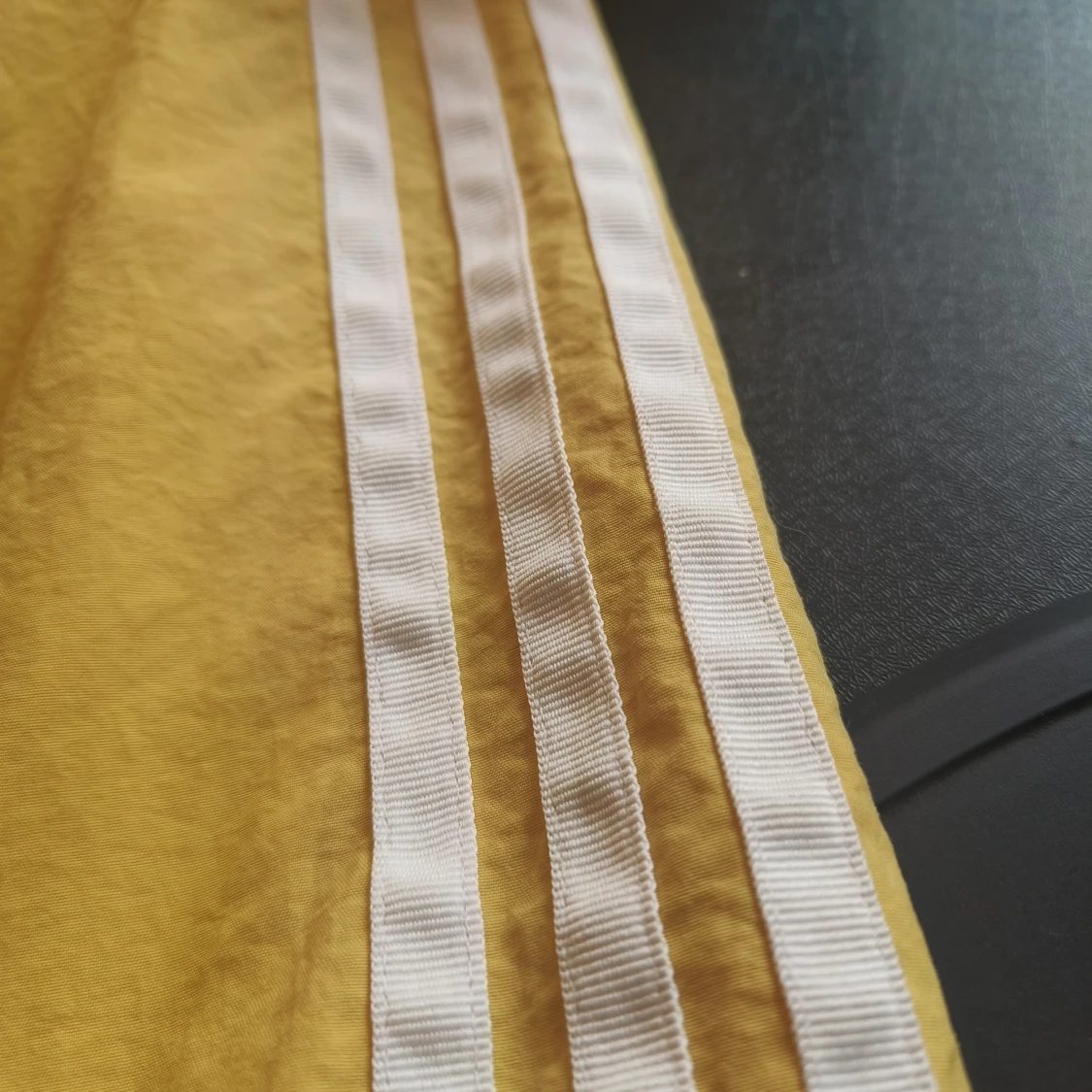 Gul vindjacka från Adidas med huva - 4