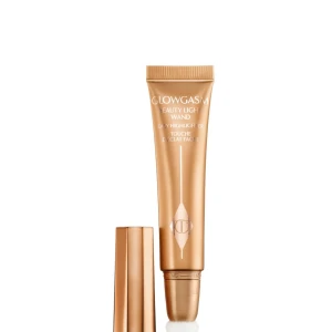 Glowgasm Beauty Light Wand Highlighter - Nypris: 419 kr!! Flytande highlighter i tub från Charlotte Tilbury, Glowgasm Beauty Light Wand. Ger en glowig finish med en champagneguldig ton. Smidig applikator med svamp för enkel applicering. Perfekt för att framhäva kindben och ge lyster till huden. !!ENDAST TESTAD PÅ HANDEN EN GÅNG!! 