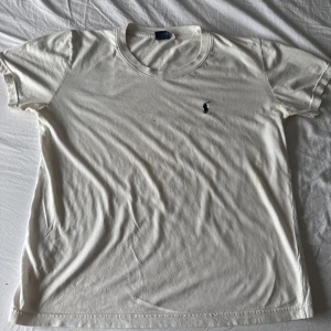 Vit t-shirt från Polo Ralph Lauren - Vit t-shirt från Polo Ralph Lauren. Den är i storlek L men sitter som s-m. den har en lite fläckig vid bröstet nu varanden pris är 999