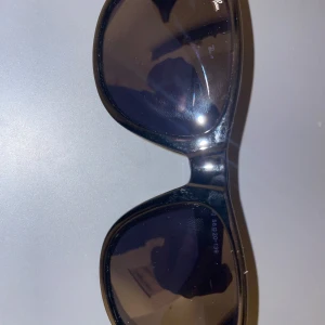 Svarta Ray-Ban Wayfarer RB2140 - Snygga svarta Ray-Ban Wayfarer RB2140 solglasögon med bred båge och klassisk form. Tillverkade i Italien och har mörka glas. Perfekta för dig som vill ha en tidlös och cool look.