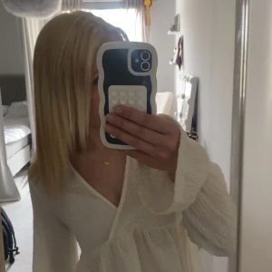 Vit blus  - Superfin blus från Gina, superbra skick, använd cirka 1 gång!💞