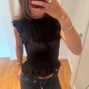 Svart volangblus med spetsdetaljer - Snygg topp, strl s 🧚🏻‍♀️