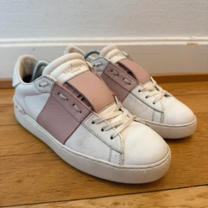 Valentino opens - Intressekoll på mina valentino opens! Storlek 39,5, men passar mig som brukar ha 39 ❤️ Skicka prisförslag! Bra skick men några små fel. Se sista bild med skosnören