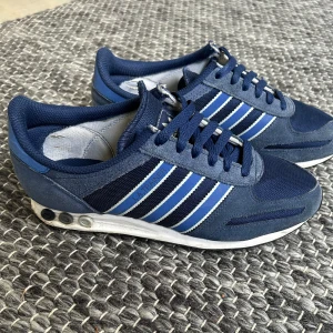 LA Trainer - Säljer ett par Adidas LA Trainers. Skick 7/10, storlek 40 och 2/3. Nypris ca 1000kr, mitt pris 250kr