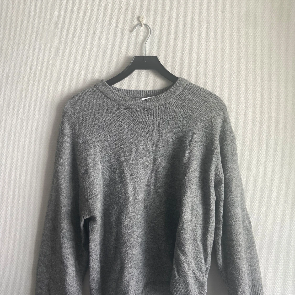 Grå stickad tröja 