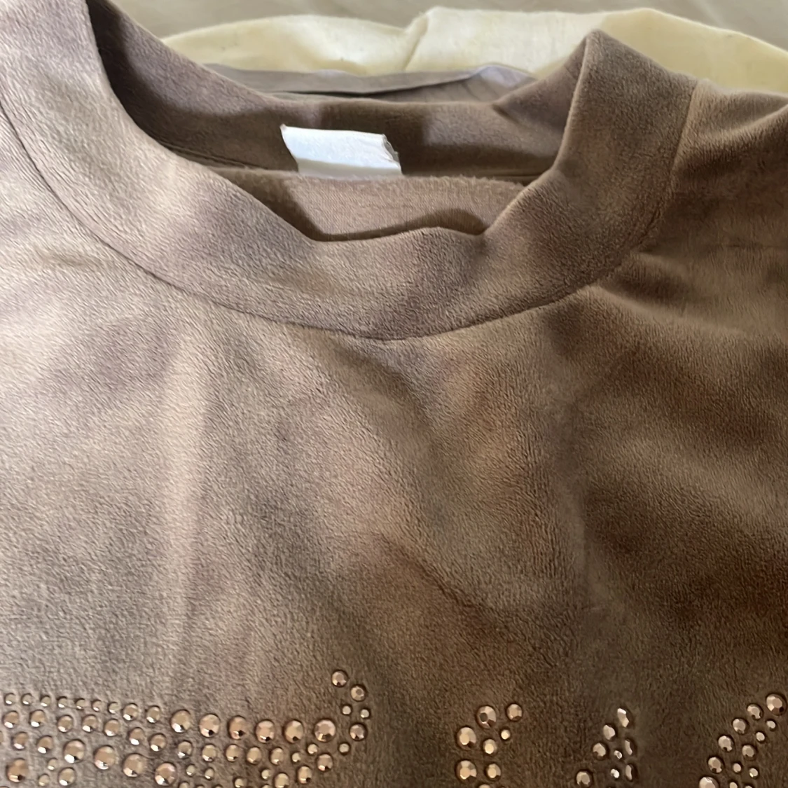 Beige fleece-tröja med strassdetaljer - 3