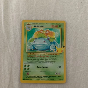Venusaur - Klassiskt Pokémonkort med Venusaur från originalserien! Perfekt för samlare och nostalgiker. Kortet har cool artwork och är en ikonisk del av Pokémonvärlden. Passar dig som älskar spel, samlingar och vill ha något unikt i din kortlek.