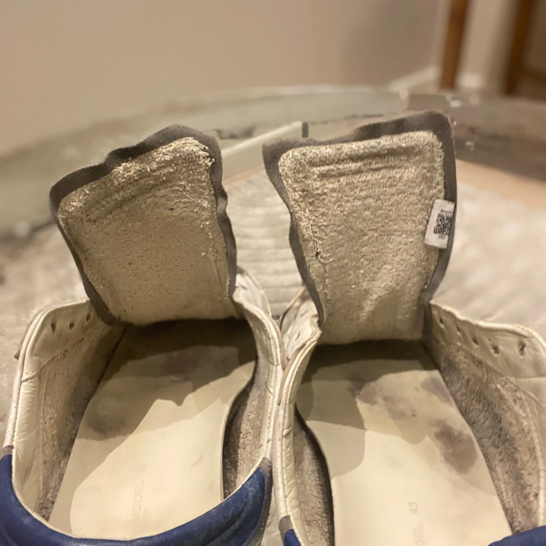 Vita sneakers med blå detalj - 1