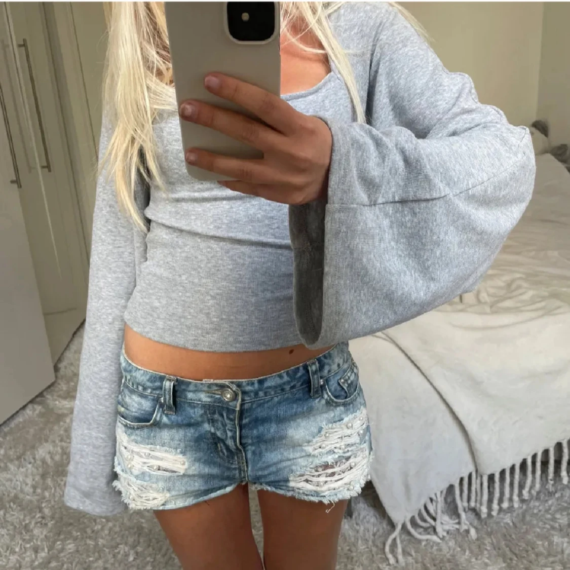 Blå slitna jeansshorts med fransar - 1