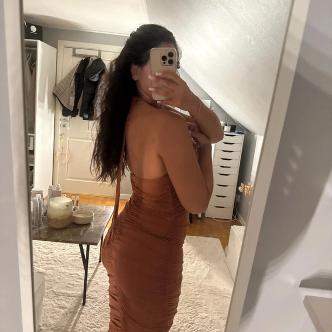 Brun långklänning med halterneck - 1