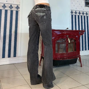 Miss me jeans  - Låga vintage Miss me i bootcut 😍 midja 85cm & Innerben 85cm💗(för stora på mig, håller in på bild). Nyskick! Är ca 164