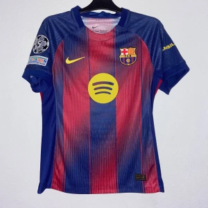 FC Barcelona Lamine Yamal tröja Nike - Säljer en officiell FC Barcelona matchtröja med Lamine Yamal och nummer 10 på ryggen. Tröjan är blå och röd med gula detaljer, klubbmärke, Nike-logga och Spotify som sponsor. Tillverkad i lätt och ventilerande Dri-FIT-material. Kortärmad med klassisk rund hals.