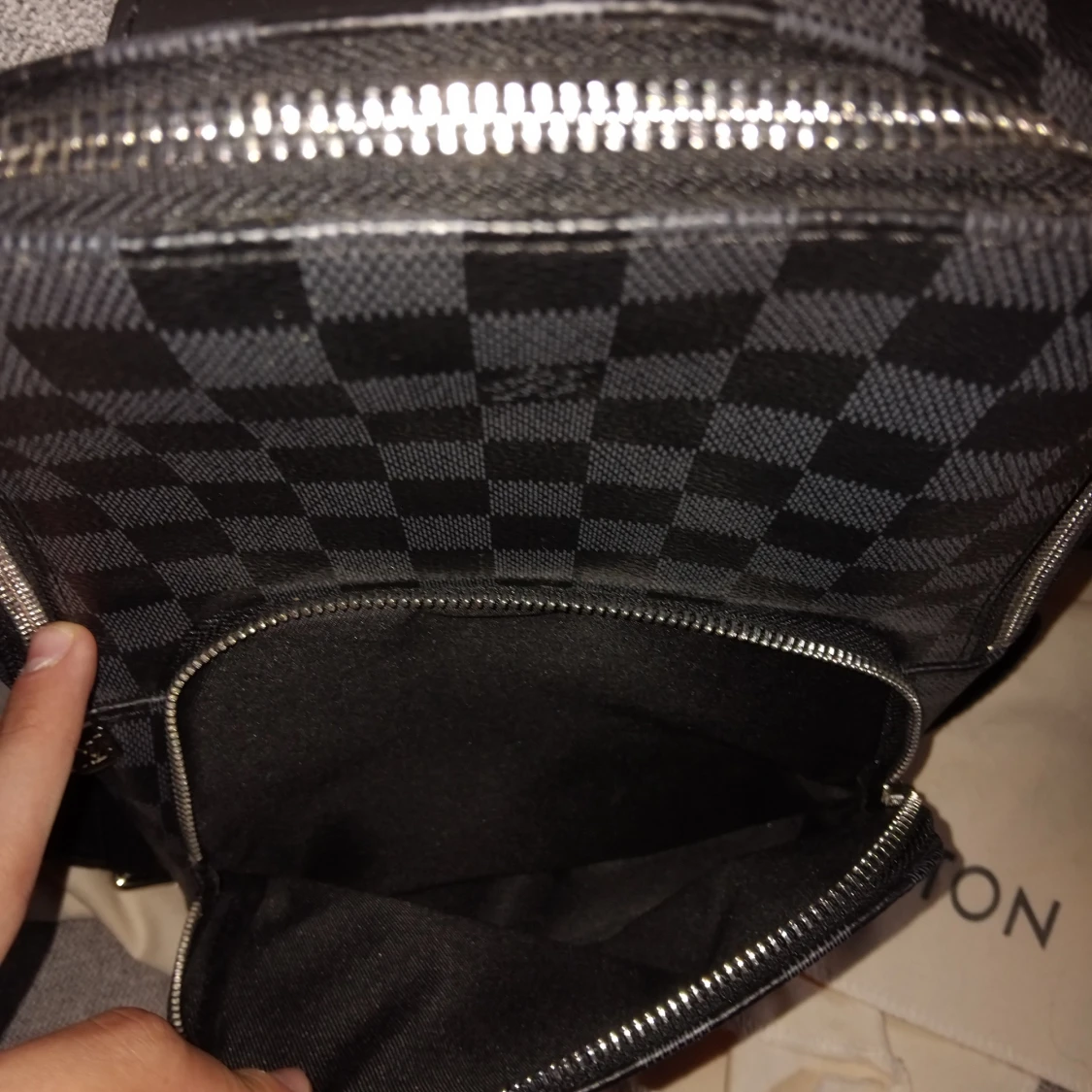 Louis Vuitton rutig ryggsäck svart. Går bra med byten - 3