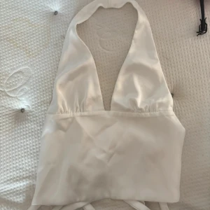Vid halterneck topp - Snygg vit halterneck topp i silke från Zara, aldrig använd så fint skick